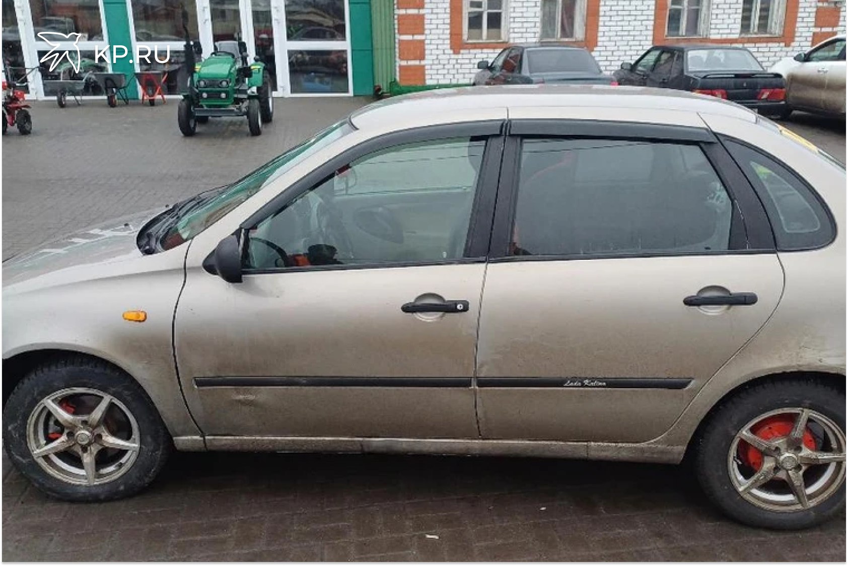 В воронежской Россоши водитель Калины сбил шестилетнюю девочку на пешеходном переходе В четверг утром 18 декабря в городе Россошь Воронежской области произошло ДТП На переходе сбили ребенка По предварительным данным полиции в 7 50 утра 18 декабря на площади Октябрьская у дома 118 43 летний местный житель управляя автомобилем Лада Калина совершил наезд на шестилетнюю девочку Ребенок переходила проезжую часть по нерегулируемому пешеходному переходу когда водитель не уступил ей дорогу В результате она получила телесные повреждения После оказания первой помощи на месте происшествия ее доставили в медицинское учреждение По данному факту сотрудниками ГАИ проводится проверка Устанавливают все обстоятельства и причины произошедшего