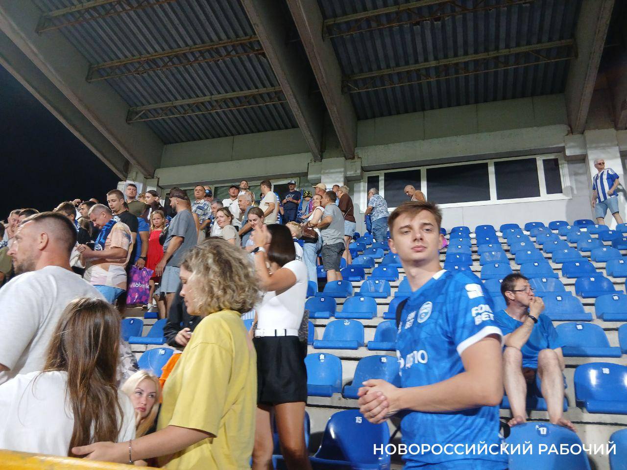 Черноморец проиграл в Новороссийске аутсайдеру Вчера в Новороссийске состоялся матч по футболу между двумя аутсайдерами Первой лиги Новороссийская команда принимала на своем поле красноярский Енисей который до нынешней игры занимал последнее место в турнирной таблице А Черноморец предпоследнее Казалось вот тут то новороссийцы должны если не победить то уж хотя бы добиться ничьи Но нет Третий домашний проигрыш 0 2 Вот такая боль Даже одному из лидеров Первой лиги Факелу наши футболисты уступили с меньшим счетом Болельщики на этой игре сделали все возможное На стадион их пришло более 6 тысяч Часть собралась на Северной трибуне в белых футболках администрация просила всех желающих прийти в такой одежде для поддержки команды Этих посетителей пропускали на стадион бесплатно Белый сектор выделялся среди остальных секторов Как обычно пришел на матч болеть и глава города Андрей Кравченко Зрители подбадривали команду кричалками Очень нужен гол Вперед Новоросс По подсказке на большом табло пускали волну и зажигали фонарики Но выяснилось что ни белые футболки ни фонарики не гарантируют успешной игры Чтобы добиться успеха просто надо забивать мячи в ворота сопернику По другому никак Болельщиков разочаровал уже первый тайм Гости забили свой первый гол как будто бы очень легко Черноморец острые моменты у ворот соперника создавал нечасто К концу первого периода новороссийцы пропустили уже два мяча Во время перерыва многие зрители стали расходиться по домам Зачем оставаться если наши так плохо играют Трибуны заметно опустели Но оставалось еще целых 45 минут до конца встречи За то время можно все изменить Можно было совершить чудо Изменилось действительно многое Черноморец был активен Игра шла в основном на половине поля красноярской команды Новороссийцы атаковали и атаковали Но не забивали и не забивали Почему В итоге поражение Обидно Болельщики расстроены разочарованы Новости Афиша Реклама Спортсреда Предложить Новость