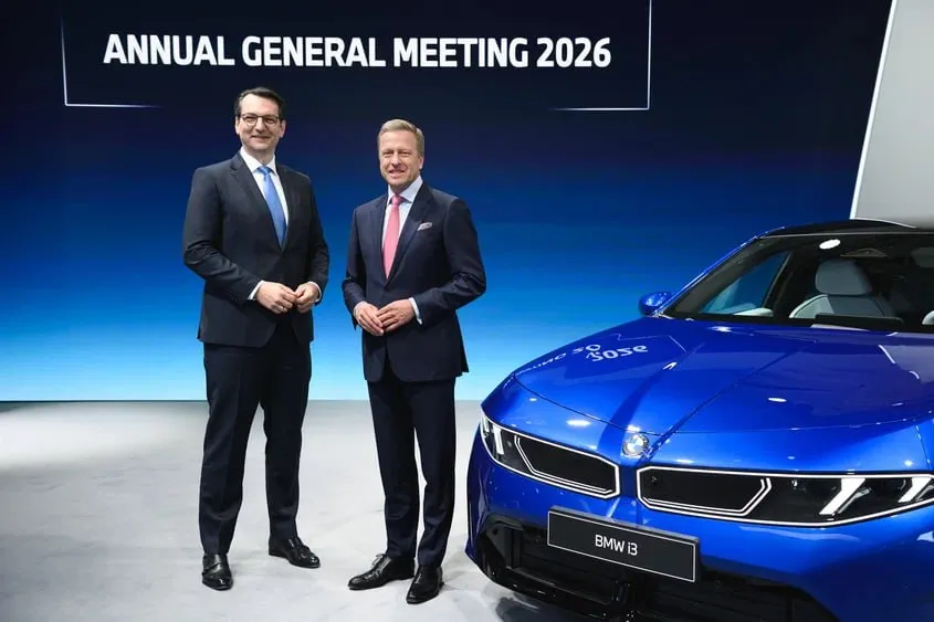 Глава BMW покинул концерн после 35 лет работы Оливер Ципсе на фото справа ушёл в отставку передав свой пост бывшему члену совета директоров по производству Милану Недельковичу слева Ципсе работал в BMW с 1991 года начав с должности стажёра в отделе разработки Путь Недельковича очень похож он также начал с работы стажёром но в 1993 году Его контракт о председательстве будет действовать до 2031 года Журнал Авто ру online