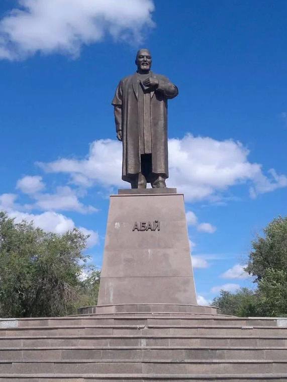 В Казани появится памятник великому казахскому поэту Абаю Кунанбаеву  Монумент установят на улице Назарбаева. Предварительно, церемония открытия состоится 24 октября совместно с казахстанской стороной, а пока памятник скрыт под целллофаном.     Казань на Максималках