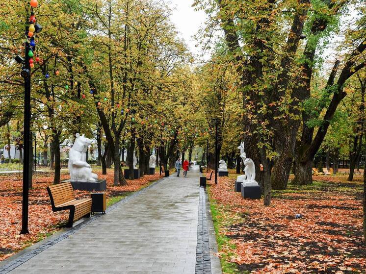 В Парке Пионеров установят камеры видеонаблюдения Они будут подключены не только к системе Безопасный город просматривать их смогут и в Дирекции парков Как отметил губернатор Александр Хинштейн каждый варвар каждый вандал должен понимать что это попадет не только правоохранителям но и будет предано общественной огласке Глава региона рассказал что в туалете который так просили жители установить в парке уже сломали кран Подпишись на Курск 1