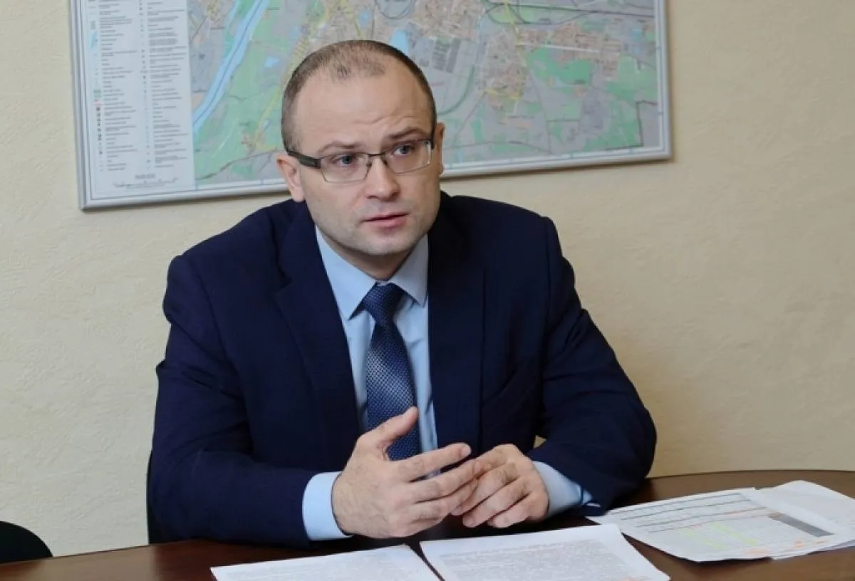 Экс министра имущества Омской области будут судить по делу о продаже зданий в центре города по заниженной цене В Омске в суд направили уголовное дело бывшего министра имущественных отношений Омской области Евгения Козлова Его обвиняют в превышении должностных полномочий с тяжкими последствиями По версии следствия в 2019 году Козлов занимая должность заместителя министра организовал продажу коммерческой компании двух земельных участков и четырёх зданий в центре Омска без конкурсной процедуры Среди объектов как утверждается было и здание являющееся объектом культурного наследия По данным прокуратуры при фактической стоимости имущества в 34 8 млн рублей недвижимость продали за 16 5 млн рублей Ущерб бюджету Омской области оценили в 18 5 млн рублей После вмешательства прокуратуры сделку оспорили в суде а имущество вернули в собственность региона