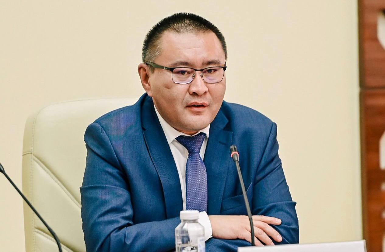 Экс министру сельского хозяйства Бурятии дали 8 лет строгого режима Суд над Галсаном Дареевым состоялся сегодня 19 февраля сообщили в республиканской прокуратуре Напомним по версии следствия в 2022 году министр вымогал у двух руководителей аграрных предприятий две взятки на общую сумму 195 тыс рублей Вознаграждения он получил якобы за беспрепятственную проверку документов на субсидии Кроме того в 2022 2023 годах Дареев через подчиненного получил от 17 фермеров деньги под видом пожертвований для нужд министерства Его обвинили в получении взятки и превышении должностных полномочий Суд назначил экс министру 8 лет колонии строгого режима со штрафом в размере 600 тысяч рублей а также запретил занимать должности на госслужбе сроком на 5 лет В доход государства также конфисковали сумму взяток в размере 195 тысяч рублей Решение в законную силу не вступило arigus