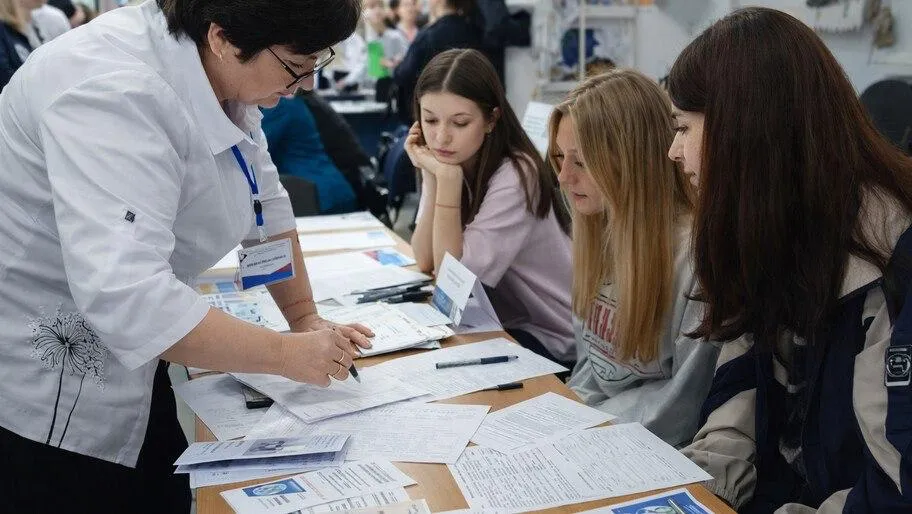 Власти Херсонской области поддержат трудоустройство подростков этим летом Правительство региона разрабатывает специальный порядок Он предусматривает субсидии работодателям готовым принять молодежь в возрасте от 14 до 18 лет на время каникул   Через службу занятости школьники и студенты смогут узнать о доступных вакансиях Об этом сообщили в пресс службе администрации Новотроицкого округа Южный край в MAX