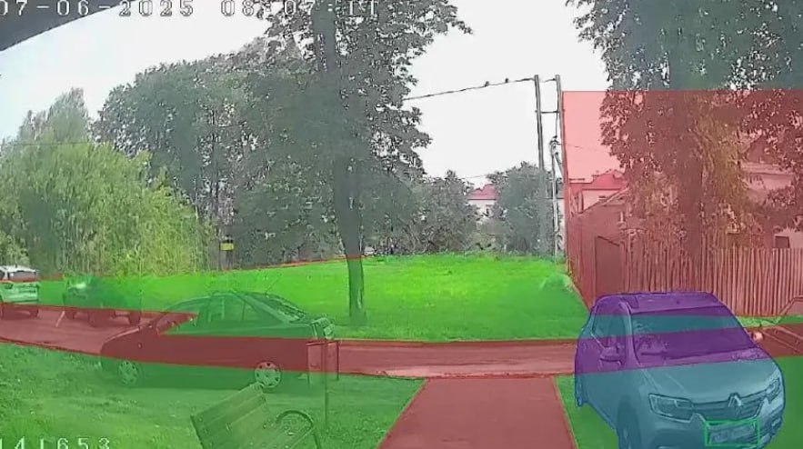 На ПМЭФ Подмосковье представило ИИ-борца с парковкой на газонах  На ПМЭФ-2025 Московская область представила ИИ-проект «Контроль запаркованности газонов», который прямо на форуме отметил важный рубеж — два месяца активной работы.  Искусственный интеллект через 256 камер системы «Безопасный регион» внимательно следит за дворами, фиксирует машины, припаркованные на зеленых насаждениях, распознаёт их госномера и автоматически отправляет данные на проверку. Если нарушение подтверждается, то в отношении автовладельца составляется протокол об административном правонарушении.  У ИИ-проекта уже есть первые успехи: он выявил 105 нарушений и по 14 из них вынесены постановления на сумму 14 тыс. руб.    Подписаться   Написать нам