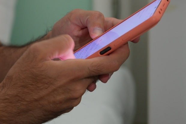 Волгоградцев предупредили о мошеннических TГ ботах с бесплатными книгами Эксперты советуют быть осторожными и использовать легальные сервисы Как сообщает УБК МВД России участились случаи мошенничества с использованием телеграм ботов предлагающих бесплатные книги без ограничений Такие боты получив запрос на книгу предоставляют только описание а затем настойчиво требуют скачать APK файл для Android утверждая что чтение через Телеграм нестабильно Однако реального функционала для чтения они не предлагают а лишь направляют пользователей на скачивание подозрительных установщиков Чтение это замечательное занятие но важно заботиться о своем цифровом здоровье Вместо того чтобы рисковать установкой APK файлов из непроверенных источников лучше воспользоваться легальными подписочными сервисами