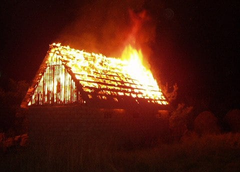 Пожарные ликвидировали возгорание в Южно-Сахалинске   24 декабря в 23:21  сах  диспетчеру Южно-Сахалинского пожарно-спасательного гарнизона поступило сообщение о возгорании бесхозного строения по адресу: ул.Горького, 9 . Пожарный расчет прибыл через 5 минут. К моменту прибытия огнеборцев горело бесхозное строение на площади 20 кв.м.   Возгорание было локализовано в 23:38  сах , а в 00:28  сах  полностью ликвидировано.  В тушении участвовали  6 человек и 1 единица техники ГУ МЧС России по Сахалинской области.  Погибших и пострадавших нет. Причины возгорания устанавливаются.