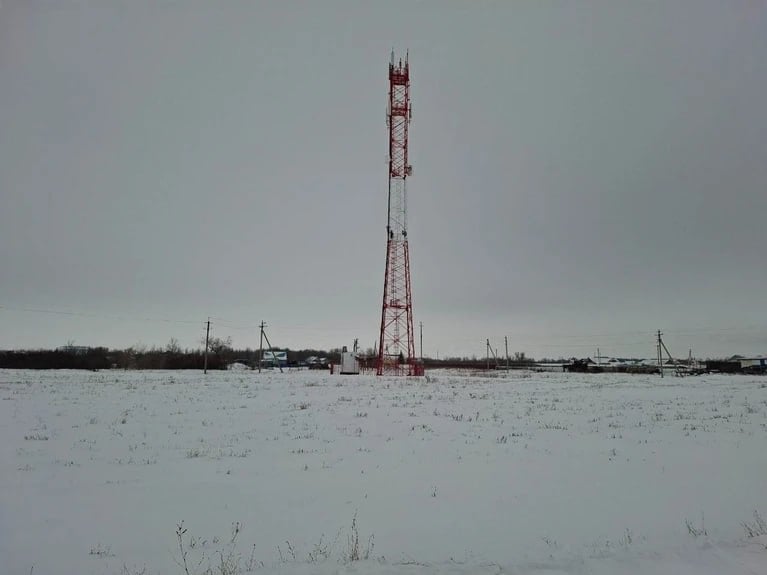 В Самарской области запустили в эфир первую отечественную базовую станцию «ИРТЕЯ»  Новое телеком-оборудование установили в поселке Константиновка Большеглушицкого района, где живут порядка 700 человек. Об этом сообщает цифровая экосистема МТС.  Базовые станции «ИРТЕЯ» могут работать в диапазоне 2100 МГц и 2600 МГц. В Константиновке работают средняя школа, почтовое отделение и ФАП. Эти и другие социальные объекты теперь обеспечены устойчивой связью 4G.  Самарская область в числе первых регионов получила оборудование российского телеком-вендора, который разрабатывает и производит базовые станции. В ближайшее время еще одна «ИРТЕЯ» появится в Безенчукском районе.