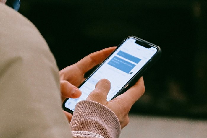 Мошенники используют новую схему получения доступа к Госуслугам Мошенники придумали новый способ взлома аккаунтов на портале Госуслуги прикрываясь предложениями помощи в списании долгов сообщает РИА Новости Злоумышленники связываются с россиянами представляясь помощниками юристов и обещают содействие в решении долговых вопросов В ходе разговора они выманивают у собеседников персональные данные фамилию имя отчество адрес проживания и ИНН Затем мошенники просят продиктовать код из СМС якобы необходимый для подтверждения личности На самом деле сообщение приходит от сервиса Госуслуги а передача кода позволяет злоумышленникам получить доступ к личному кабинету пользователя на портале uralweb ru