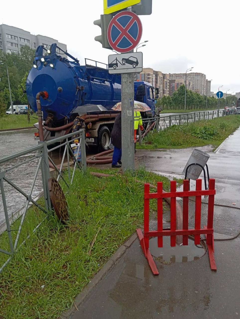 Дорожные рабочие борются с потопами в Казани С самого утра специалисты очищают засорившиеся ливневки и открывают их на участках, где ремонтируются дороги. Подписаться на «Вечерку»