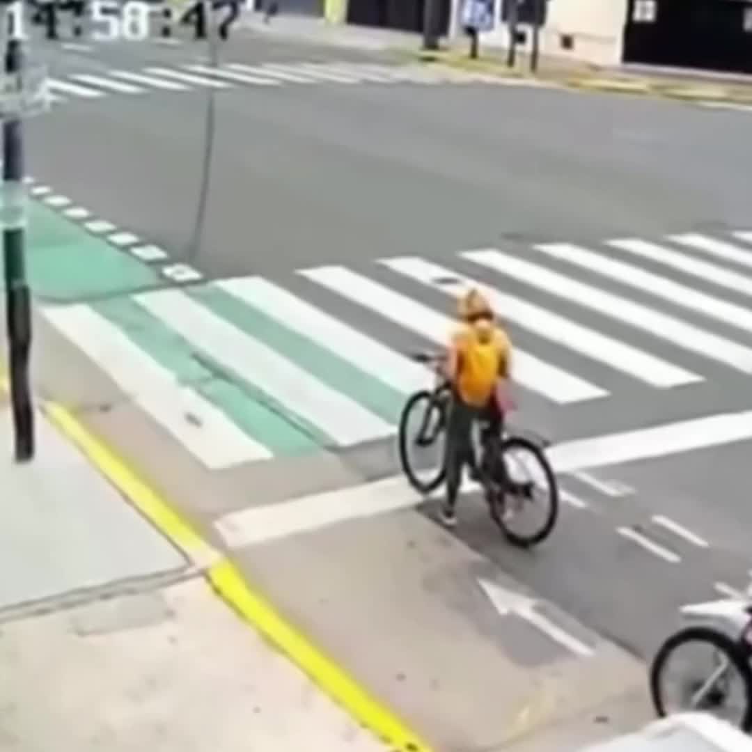 Российская туристка задержала грабителя и помогла полиции раскрыть банду похитителей телефонов в Аргентине