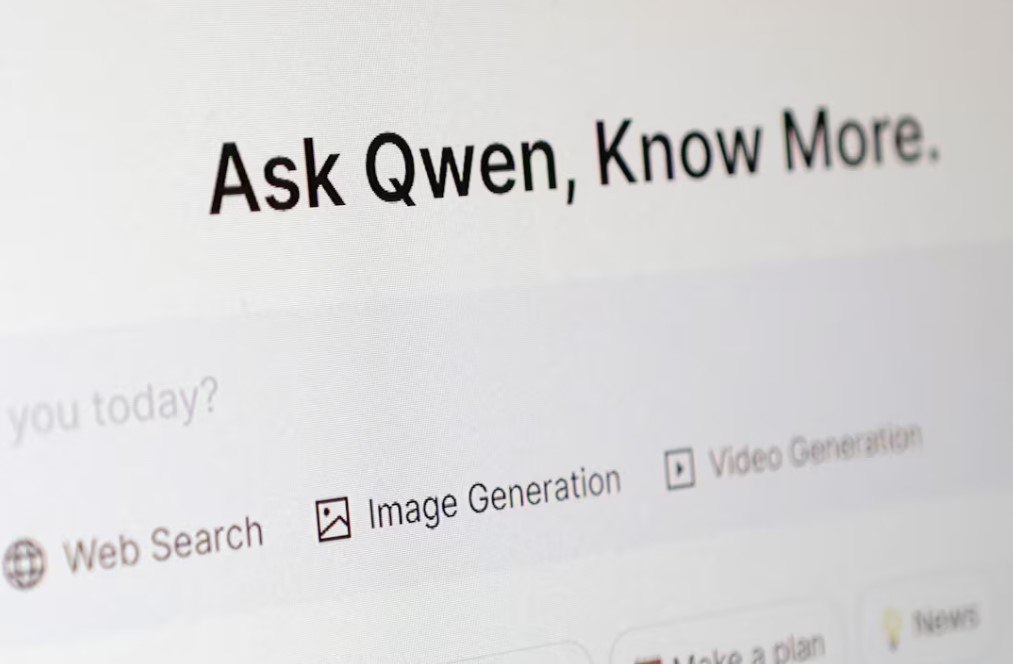 Лаборатория искусственного интеллекта Huawei отрицает, что одна из ее моделей Pangu скопировала Qwen от Alibaba Исследовательское подразделение искусственного интеллекта компании Huawei отвергло утверждения о том, что версия ее большой языковой модели Pangu Pro скопировала элементы из Qwen компании Alibaba, заявив, что она была независимо разработана и обучена. Подразделение Noah Ark Lab опубликовало заявление 5 июля, на следующий день после того, как организация HonestAGI опубликовала на платформе совместного использования кодов Github англоязычную статью, в которой говорится, что модель Pangu Pro Moe Mixture of Experts компании Huawei продемонстрировала «исключительную корреляцию» с Qwen 2.5 14B компании Alibaba. В статье говорится, что это говорит о том, что модель Huawei была создана путем «апсайклинга», а не обучалась с нуля, что вызвало широкое обсуждение в кругах, занимающихся ИИ, в Интернете и в китайских СМИ, ориентированных на технологии. В документе также говорится, что результаты исследования указывают на возможное нарушение авторских прав, фальсификацию информации в технических отчетах и ложные заявления об инвестициях Huawei в обучение модели. В своем заявлении Noah Ark Lab сообщила, что модель «не основана на постепенном обучении моделей других производителей» и что она «внесла ключевые инновации в проектирование архитектуры и технические характеристики». Это первая крупномасштабная модель, полностью построенная на чипах Ascend от Huawei, добавили в компании. Компания также заявила, что ее команда разработчиков строго придерживалась требований лицензии на ПО с открытым исходным кодом для любого использованного стороннего кода, не уточнив, на какие модели с открытым исходным кодом она ссылалась. Источник: Reuters Если полезно, поставьте лайк #BABA #Huawei