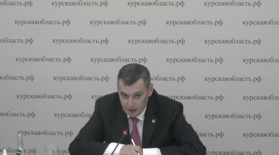 «Я такого не видел нигде». Александр Хинштейн был шокирован организацией торговли в «Светофоре»  Вчера глава  региона побывал в магазине торговой сети на улице Димитрова. На прилавках «красовались» залежи гнилых продуктов: огурцы, лимоны, разваливающиеся мандарины, плесневые ананасы.   – Там невозможно найти хотя бы один внешне аппетитный фрукт или овощ, – заметил Александр Хинштейн  и предложил администратору отведать своей продукции. Но тот ожидаемо отказался.  Сотрудники попытались убедить врио губернатора, что не успели произвести сортировку. Теперь с этой сетью будут разбираться надзорные и правоохранительные органы.     !