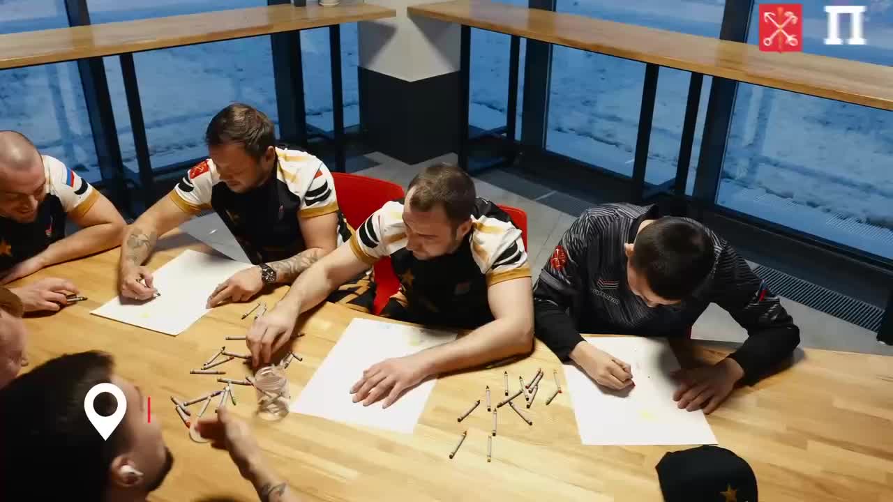 В Москве и Санкт-Петербурге проходят новогодние акции поддержки и творчества