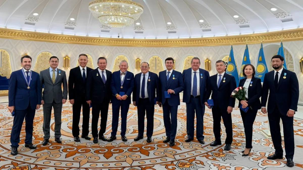 Токаев наградил бизнесменов из списка Forbes Kazakhstan Касым Жомарт Токаев подписал указ о награждении граждан внесших вклад в развитие экономики и общественной жизни страны Среди отмеченных несколько бизнесменов из списка Forbes Kazakhstan Кто из бизнесменов получил награды Шухрат Ибрагимов глава Eurasian Resources Group ERG Вячеслав Ким председатель совета директоров Kaspi kz владелец Alatau City Bank Турсенгали Алагузов владелец GALANZ Bottlers Данияр Абулгазин совладелец сетей АЗС Qazaq Oil и SinoOil Нурлан Смагулов основатель Astana Group Арманжан Байтасов издатель Forbes Kazakhstan владелец Tan Media Group и United Media Group Фаррух Махмудов глава Orbis Kazakhstan Кенес Ракишев президент Fincraft Group венчурный инвестор Олег Новачук председатель совета директоров KAZ Minerals Ltd Александр Чукреев владелец девелоперских и производственных компаний включая ТРЦ ADK в Алматы t me ulysmediatg