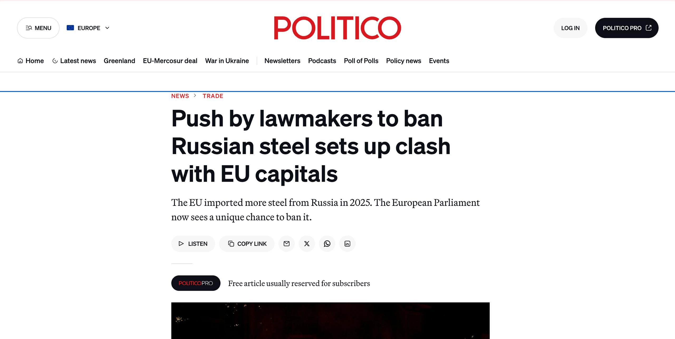 ЕС спорит о запрете российской стали Politico Европарламент пытается пришить к новому регламенту по защите рынка стали пункт о полном запрете импорта стали из России и Беларуси и это уже вызывает сопротивление в ряде столиц ЕС пишет Politico В числе стран которые зависят от поставок стальных полуфабрикатов слябов и не хотят закрывать лазейку называются Бельгия Чехия и Италия Параллельно сам пакет мер ужесточает стальные правила квоты на беспошлинный импорт предлагают сократить примерно на 47 а пошлину сверх квоты поднять до 50 действующие меры истекают 30 июня 2026 года Politico обозначает тактику провести запрет хотят через торговое регулирование потому что санкционный вариант упирается в единогласие 27 стран Подписывайтесь на BFM И в MAX