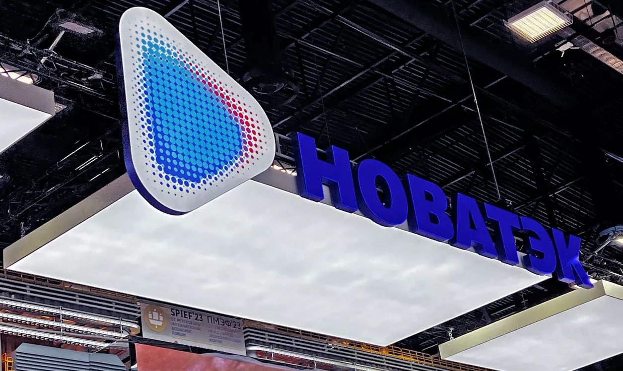«Новатэк» создал IT-дочку для разработки цифровых решений  Газовый гигант «Новатэк» учредил 100%-ную дочернюю компанию «Новатэк – цифровая энергия» с уставным капиталом 10 тыс. руб. Основная цель — разработка программного обеспечения. Руководителем назначен Валерий Бражников.  Зачем это «Новатэку»? У компании уже есть IT-подразделение — «Новатэк НТЦ», которое занимается узкоспециализированными задачами  геологоразведка, бурение . Однако новая «дочка» может стать централизованным IT-хабом для:    Разработки универсальных корпоративных решений  Коммерциализации технологий и выхода на внешние рынки  Оптимизации налоговых затрат  «Крупные промышленные компании все чаще выделяют IT в отдельные юрлица — это повышает эффективность», — отмечают эксперты.  Контекст:  В 2023 году «Новатэк НТЦ» получил выручку 5 млрд руб., но ушел в убыток на 818 млн руб. В 2022-м в Тюмени открылся лабораторно-исследовательский центр, заменяющий иностранных подрядчиков    Последний разбор Новатэка от 22 июля