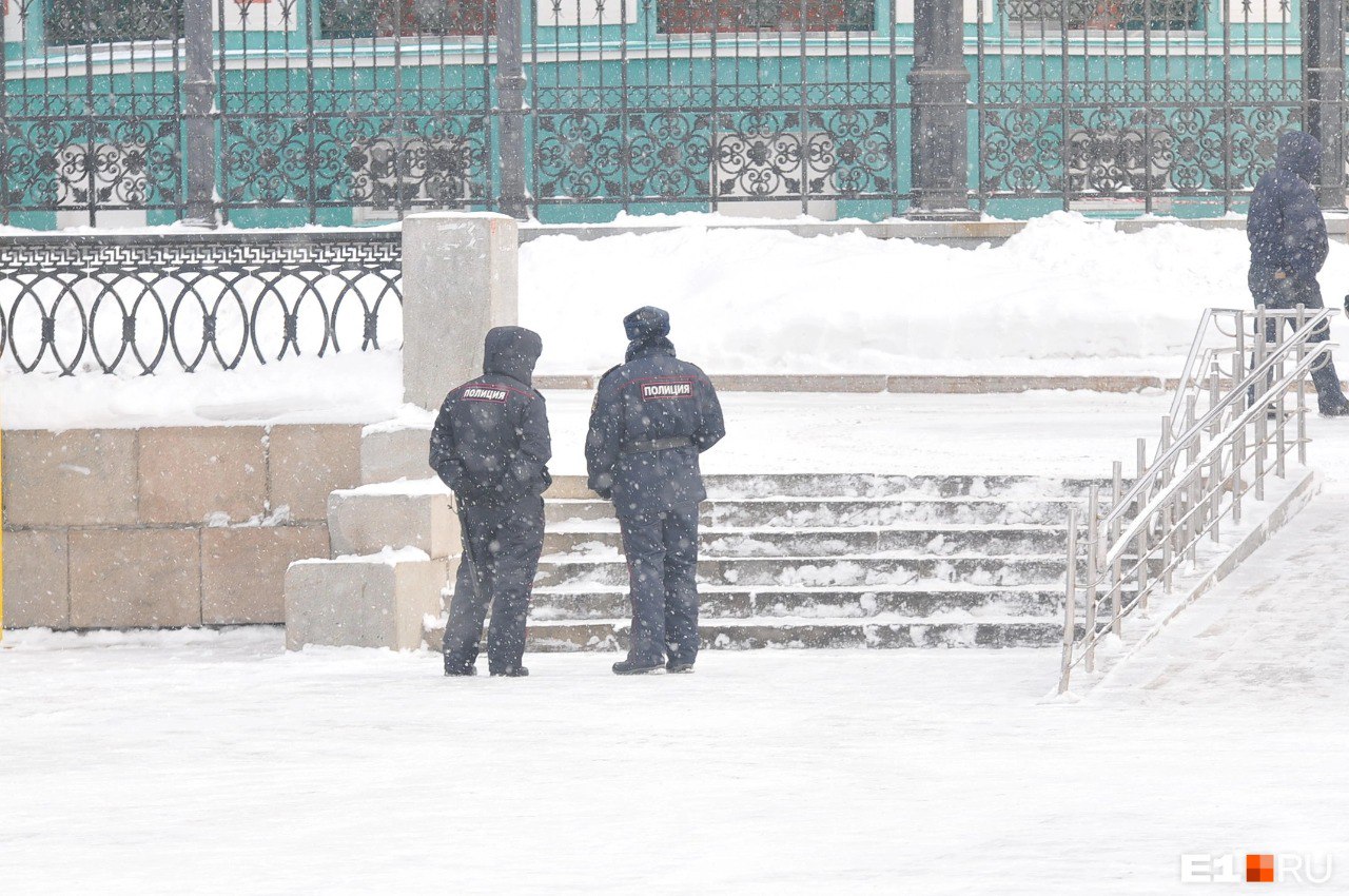 Пропавшую 13-летнюю школьницу из Кемерова нашли живой и здоровой.  Из дома ученица 7-го класса ушла еще 24 октября, но мать не волновалась, потому что считала, что дочка живет у отца. Каждый день они созванивались по телефону. Однако через некоторое время девочка перестала брать трубку и как выяснилось, дома у папы вообще не появлялась.  Обеспокоенная мать обратилась в полицию. К поискам присоединились и волонтеры. Больше суток инспекторы ПДН, оперативники уголовного розыска и участковые опрашивали всех знакомых и родственников подростка.  Наконец, девочку нашли в квартире своих приятелей.  Сейчас полицейские пытаются выяснить у ребенка, где она была все это время. А мать привлекли к административной ответственности за неисполнение обязанностей по содержанию и воспитанию несовершеннолетних.