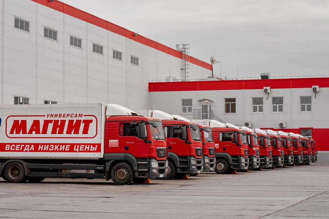 Магнит строит новый распределительный центр в Аксайском районе за 7 млрд рублей Открытие запланировано на июль 2026 года Мощный комплекс будет обслуживать до 1200 магазинов обеспечивая их свежими товарами от местных поставщиков Это 800 тонн грузов в сутки и 1500 новых рабочих мест для ростовчан domostroyrf