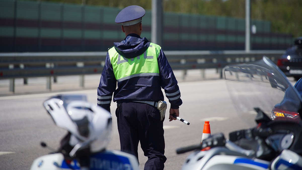 Водителям отказавшимся по требованию сотрудника ГИБДД передать водительское удостоверение без обложки может грозить штраф до 4 тыс рублей или арест на срок до 15 суток Об этом сообщается в материалах Госавтоинспекции   www ridus ru n 726067 ridusnews