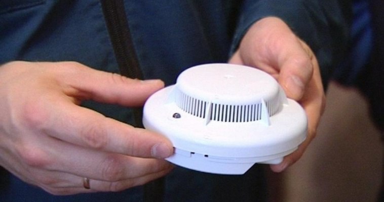 Анадырь оснастит все подъезды многоквартирных домов пожарными извещателями до конца года Планируется установить около 340 приборов для профилактики пожаров Работа ведётся в рамках программы по которой пожарными извещателями оснащают квартиры многодетных и социально незащищённых семей Глава администрации Сергей Спицын отметил что установка таких приборов в подъездах необходима из за старой проводки и других причин приводящих к возгораниям В подъездах будут использоваться звуковые извещатели Работы ведутся совместно с управляющими компаниями департаментами окружного правительства и МЧС   ЧИТАТЬ ПОЛНОСТЬЮ mchs gov ru пожары ГОАнадырь безопасность Информагентство Чукотка ПОДПИСАТЬСЯ  ПОДДЕРЖАТЬ ГОЛОСОМ