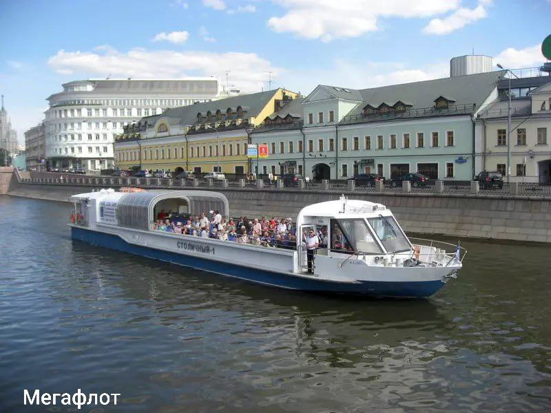 Катер Столичный 1 загорелся на Октябрьской набережной предварительная информация Огонь захватил всю площадь однопалубного судна стоящего на суше На месте работают сотрудники Леноблпожспаса им на помощь спешат дополнительные пожарные части UPD транспортная полиция СЗФО проводит проверку по факту возгорания катера UPD2 Пожар локализован сообщили в МЧС Катер загорелся на зимнем отстое предварительно пострадавших нет СЗТП в то же время рассказала что пожар окончательно потушен fontankaspb