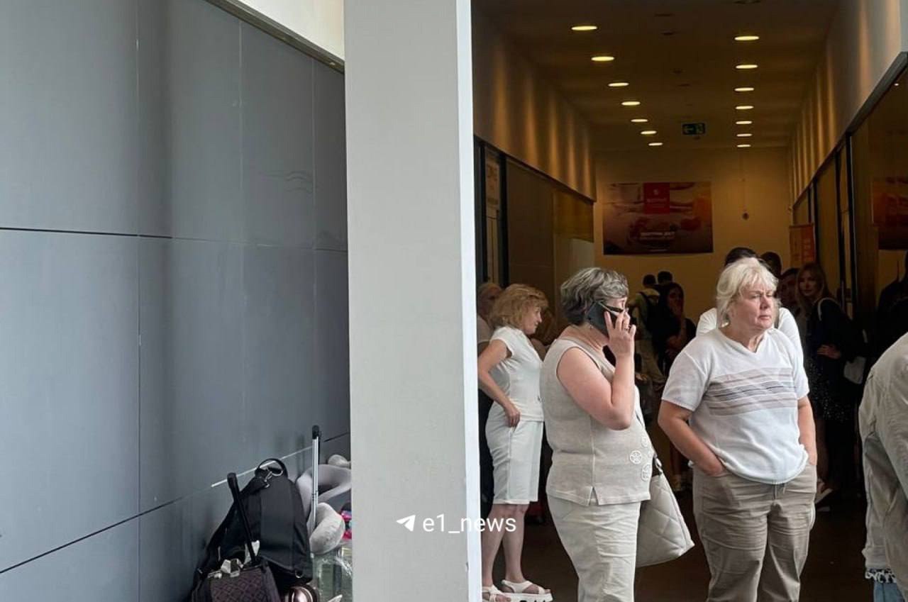 Более 100 человек застряли в аэропорту Кольцово.  Пассажиры рейса авиакомпании «Икар» уже двое суток не могут улететь во Вьетнам из-за задержки рейса. По словам одной из пассажирок, сотни человек, включая детей, остались ночевать на скамейках и на полу.  По расписанию самолёт должен был вылететь ещё вечером 1 августа, но его задержали до полуночи 3 августа. Причина — техническая неисправность.  «В настоящее время 79 пассажиров расселены в гостинице. Принимаются меры по расселению еще 118 человек. В аэропорту Кольцово организована работа мобильной приемной», — сообщили в Уральской транспортной прокуратуре. Ведомство начало проверку.   Подписаться   Новости Екатеринбурга