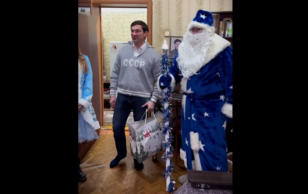 Глава Челябинска исполнил новогодние желания детей Алексей Лошкин принял участие в акции Ёлка желаний Мэр лично вручил подарки детям чьи семьи столкнулись с трудностями Выполнил очень важную и трогательную миссию Вместе с Дедом Морозом и Снегурочкой поздравил ребят с наступающим Новым годом Вручил подарки узнал об их увлечениях и планах поделился Алексей Лошкин Своё желание новое кимоно для занятий дзюдо загадал 14 летний Матвей Его мама погибла а отец и старший брат сейчас служат в СВО Мальчик хорошо учится и размышляет о будущей профессии выбирая между поваром и сварщиком но твёрдо решил заняться спортом Мэр также исполнил мечты сестёр Камиллы и Юли чей отец погиб защищая Родину Маленькая Юля увлекается творчеством и музыкой поэтому для неё выбрали синтезатор Старшая сестра Камилла интересуется медициной и помогает маме с домашними хлопотами ей подарили смарт часы Две челябинские семьи Две непростые и берущие за душу истории которые возьму на личный контроль Обязательно поможем ребятам с образованием поддержим их семьи пообещал Алексей Лошкин Он добавил что в канун Нового года особенно важно дарить детям радость а их близким уверенность в завтрашнем дне eugenejut