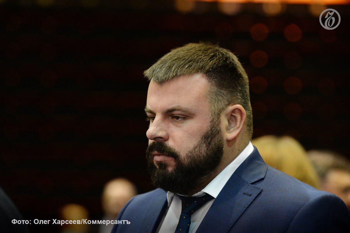 Завершено расследование уголовного дела советника губернатора Орловской области Сергея Лежнева которому вменяются в вину два десятка преступлений в том числе организация преступного сообщества мошенническое хищение около 200 млн руб бюджетных средств ограничение конкуренции на торгах и легализация преступных доходов По решению суда ему предстоит пробыть в СИЗО до 23 января К этому моменту чиновник проведет в изоляторе 20 месяцев Продление ареста прокуратура мотивировала большим объемом грядущей работы в связи с поступлением в ведомство материалов для утверждения обвинительного заключения По данным Ъ на прошлой неделе дело объемом 212 томов поступило в прокуратуру для утверждения обвинительного заключения Вину господин Лежнев не признает Ъузнал