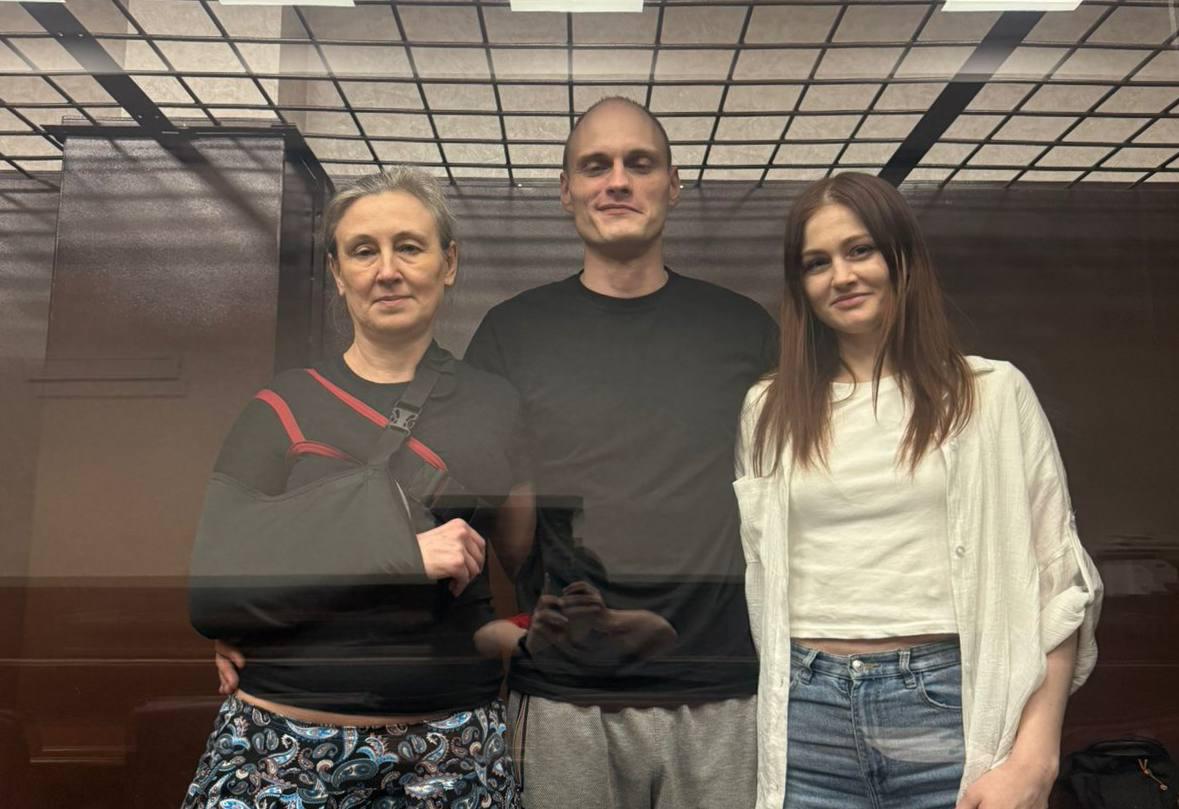 В Южном окружном военном суде Ростова осудили семью, которая подорвала чиновника Артем Мурдид, его мать Анна Мурдид и сожительница Анна Вошкодер в марте 2023 года подложили взрывчатку в машину директора муниципального унитарного предприятия «Городской транспорт» ВГА Мелитополя. Мужчина в результате скончался, а его попутчица пострадала. Также обвиняемые пытались подорвать начальника станции госпредприятия, уполномоченного главы ВГА Мелитополя и состав поезда. Суд приговорил Артема к пожизненному сроку. Первые 8 лет он проведет в тюрьме. Его мать приговорена к 22 годам колонии общего режима, а невеста – к 20 годам колонии общего режима. Работа Авто Глэмпинг Медицина