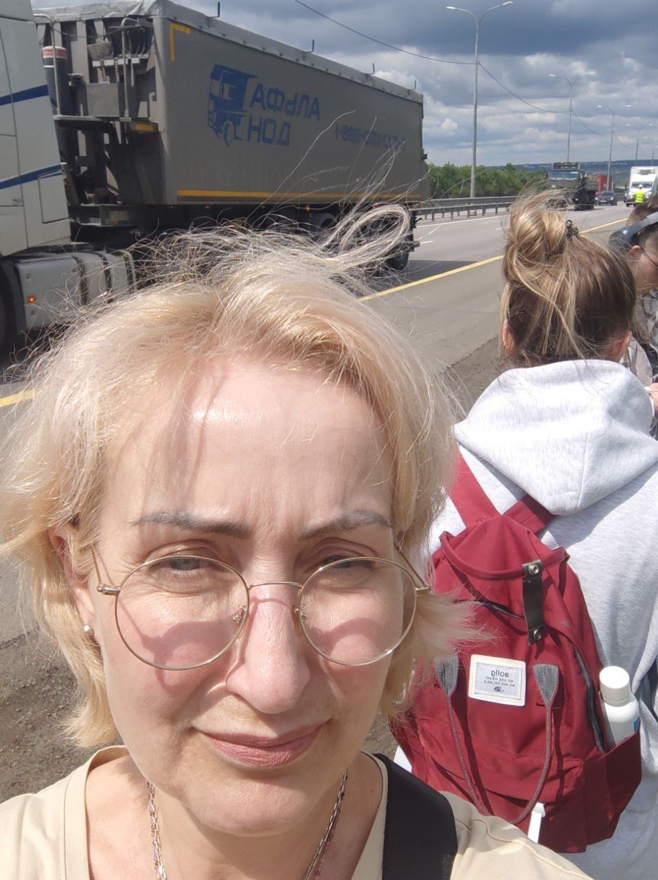 Благодаря проекту «Безопасные дороги» жители ДНР благополучно добрались домой Жители Республики, возвращавшиеся из Москвы в Донецк, оказались заложниками ситуации: рейсовый автобус, в котором ехали почти 60 человек, сломался. Час ожидания, неясность и волнение, а затем неприятная новость: автобус дальше не поедет, домой придётся добираться самостоятельно. Один из пассажиров, дончанка Эллона Полякова, не растерялась, – связалась через социальные сети с координатором партийного проекта Единой России «Безопасные дороги» в ДНР, депутатом Народного Совета Республики Тимуром Дьяченко и рассказала о случившемся. Ответная реакция последовала мгновенно. «Как только узнали о ситуации, сразу начали действовать. Подключили перевозчика, сотрудников ГАИ, Министерство транспорта ДНР. Сам постоянно держал связь с пассажирами. Отправили ремонтную бригаду, организовали доставку воды – в автобусе ведь были и дети. Поломка оказалась непростой, связана была с электроникой, но всё починили, и люди смогли продолжить путь домой», – рассказал Тимур Дьяченко. Пассажиры, вернувшись в Донецк, выразили искреннюю благодарность за помощь и неравнодушие. «От себя лично и от всех пассажиров хочу поблагодарить Тимура Николаевича и Министерство транспорта ДНР. В такой ситуации мы убедились: Донбасс своих не бросает!» – сказала Эллона Полякова #ЕРДНР #БезопасныеДороги #МыВместе #ЕдинаяРоссия Телеграм ВКонтакте Дзен RuTube Одноклассники 