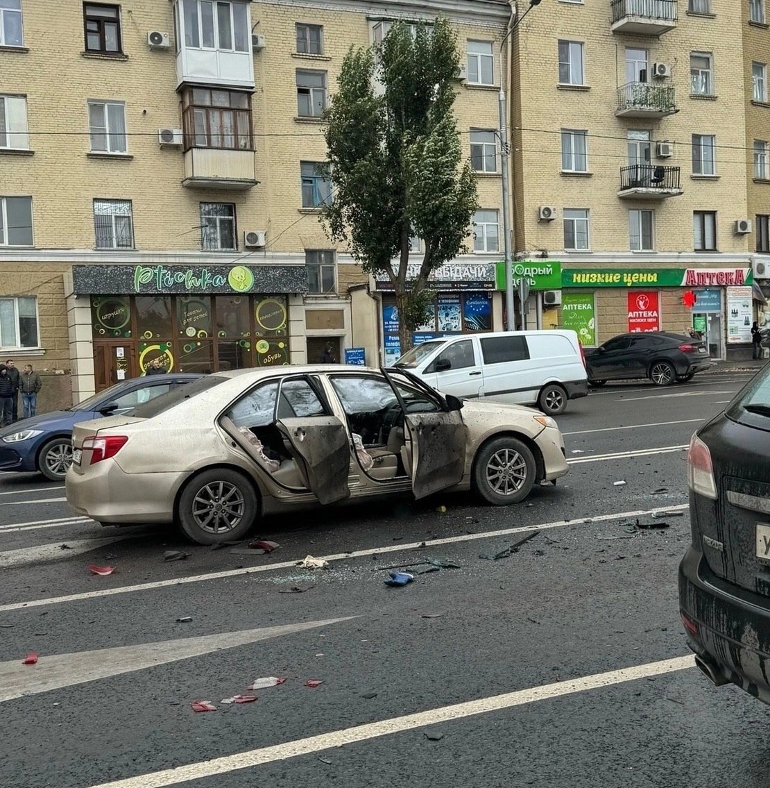 Погиб мужчина и пострадала женщина вследствие происшествия в центре Луганска.  Следователи, криминалисты и эксперты проводят детальный осмотр. Назначен ряд судебных экспертиз, в том числе взрыво-техническая.  Возбуждено уголовное дело, устанавливаются все обстоятельства произошедшего.  Прислать новость     Подписаться