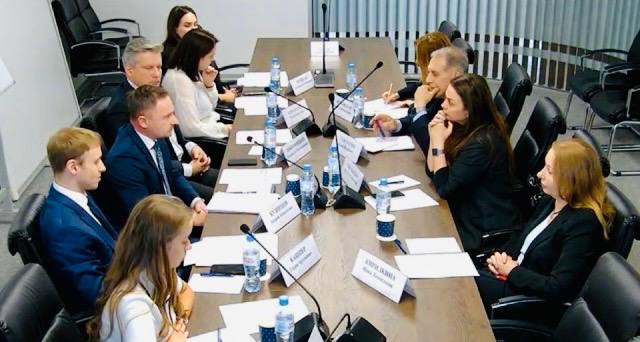 19 сентября 2025 г в Аналитическом центре при Правительстве Российской Федерации состоялось экспертное совещание Тренды в ТЭК состояние и перспективы мирового рынка СПГ От Международного института энергетической политики и дипломатии МГИМО в работе экспертного совещания принял участие заместитель директора Д Ю Жувакин и ведущий аналитик Центра стратегических исследований в области энергетики и цифровой экономики МИЭП МГИМО А С Маркин  С приветственным словом к участникам обратились заместитель руководителя Центра системного анализа Аналитического центра при Правительстве Российской Федерации В В Доброницкий и начальник Управления промышленности энергетики и экологии Аналитического центра при Правительстве Российской Федерации А А Кузнецов В ходе заседания были представлены аналитические доклады Тренды мирового рынка СПГ Мировой рынок СПГ Russian LNG Outlook 2025 и др Выступили Директор по аналитике данных Аналитического агентства Сиала Н А Чукаловский Вице президент Национальной ассоциации СПГ А Ю Климентьев главный аналитик Управления промышленности энергетики и экологии Аналитического центра при Правительстве РФ Г А Кашпер Исполнительный директор ООО Петербургский завод прецизионных сплавов А В Блинков Участники заседания рассмотрели текущее положение и перспективы России на мировом рынке СПГ уделив особое внимание барьерам и драйверам роста отрасли