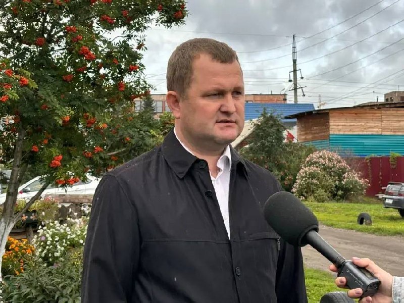 Виктор Томенко В Первомайском районе одном из крупнейших муниципалитетов Алтайского края с сегодняшнего дня приступил к работе в качестве временно исполняющего обязанности главы Максим Николаевич Сабына В этом районе живет больше 53 тысяч наших земляков работают значимые для всего региона предприятия Максим Николаевич давно работает в системе органов власти Так с конца 2004 года он занимал различные должности в администрации Барнаула а также в Ленинском районе краевой столицы С 2017 года возглавлял администрацию Центрального района Барнаула В новой должности Максиму Николаевичу предстоит решать большое количество задач связанных с развитием Первомайского района Все ключевые проекты как в случае и с другими муниципалитетами по прежнему остаются на контроле в том числе краевого подробнее на канале Виктор Томенко