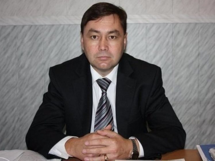 Бывшего председателя комитета ЖКХ Читы Андрея Галиморданова будут судить.  Его обвиняю в злоупотреблении полномочиями с тяжкими последствиями и халатности. С 2009 по 2017 год он умышленно блокировал признание аварийными 17 домов в Чите.  Действия Галиморданова препятствовали включению более 170 жителей непригодных для проживания домов в программы по расселению.   Экс-заммэра Читы частично признал свою вину во время предварительного следствия.    Чита•Сегодня                      Предложить свою новость —