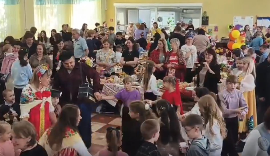В школе города Счастье прошла ярмарка Дары осени Сегодня в средней школе 46 г Счастье состоялась традиционная осенняя ярмарка Дары осени Ученики родители и педагоги представили полезную выпечку рукодельные сувениры и творческие поделки Дети с воодушевлением продавали свои работы родители поддерживали их теплом и улыбками а учителя помогали создавать атмосферу настоящего волшебства Такие мероприятия это возможность снова почувствовать что значит быть одной большой школьной семьёй   Подписаться на канал Вконтакте Одноклассники ЛуганскЛНР КультураЛНР