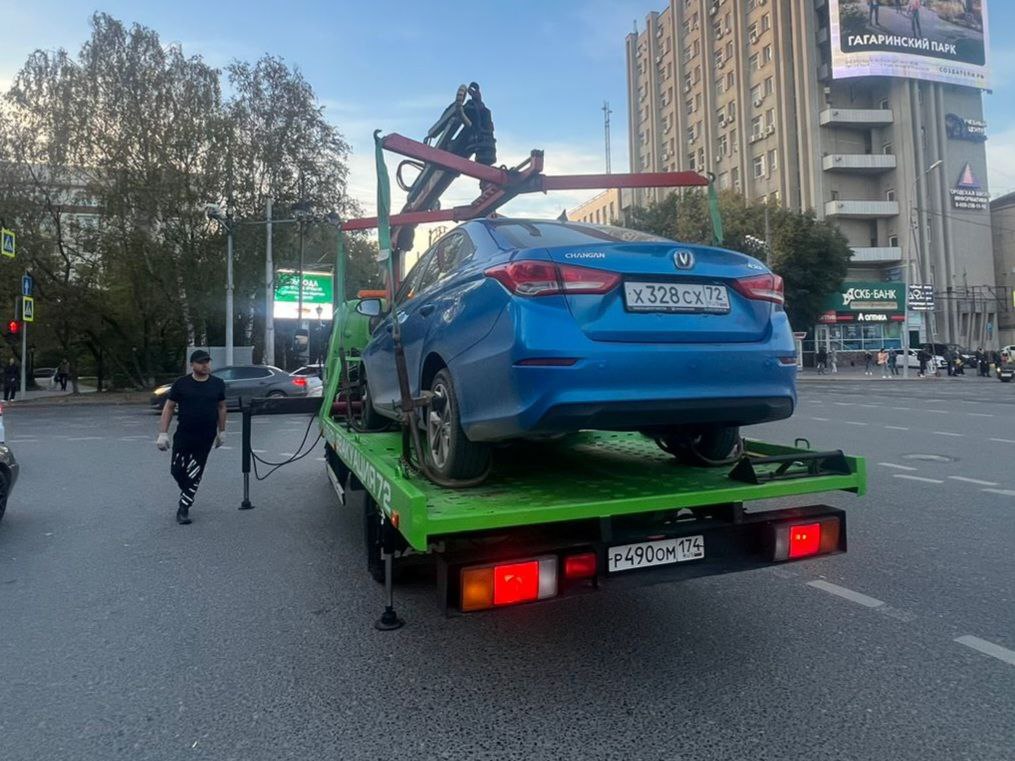 Changan злостного нарушителя арестовали за долг по 56 штрафам.  27-летний владелец автомобиля имеет долг по штрафам в размере 46 тысяч рублей. Из-за несвоевременной оплаты штрафов судебные приставы назначили дополнительно 45 тысяч рублей исполнительского сбора. Мужчина, управлявший автомобилем, долг собственника оплачивать отказался. Автомобиль был арестован судебными приставами.