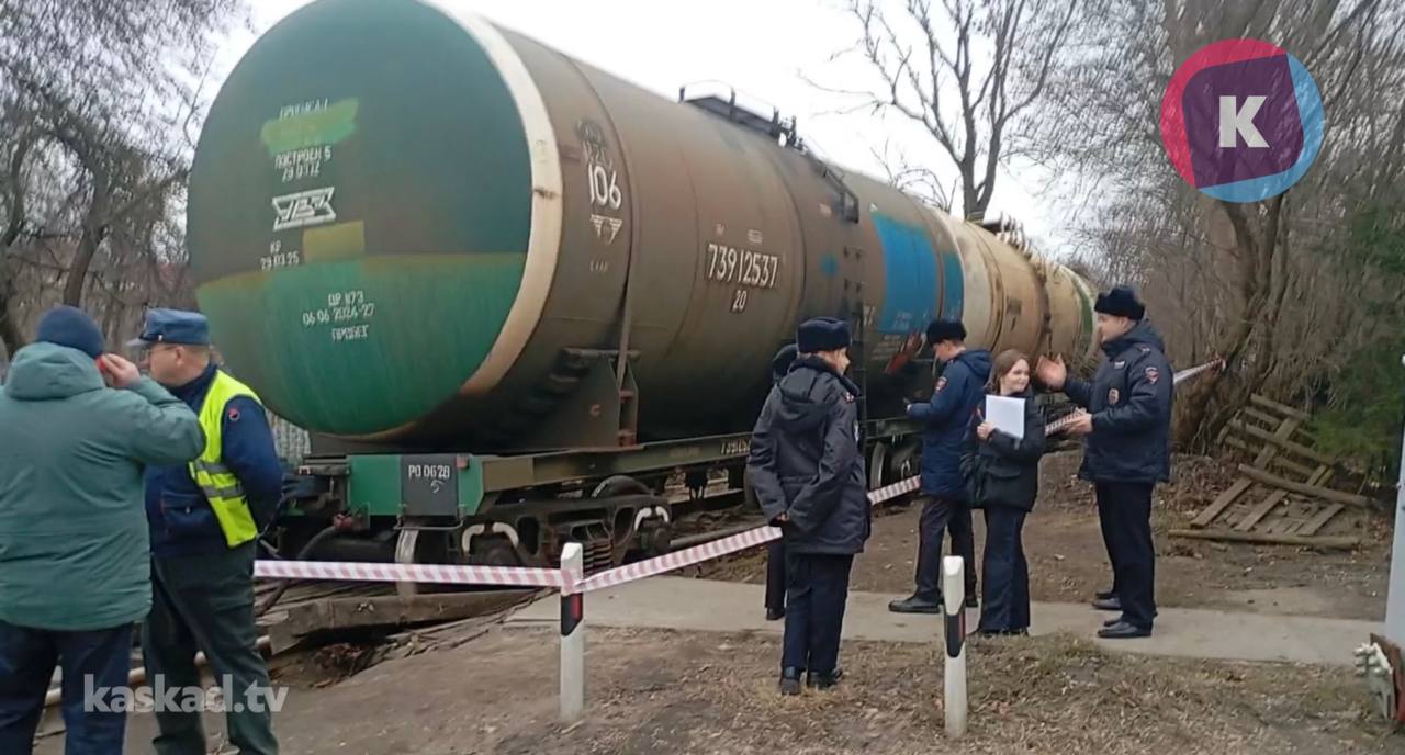 В Калининграде на улице Камской поезд сошел с рельсов   Авария произошла вблизи железнодорожного переезда. Сошли с рельсов 4 вагона. Заблокировано движение автотранспорта. Подробности уточняются.     КАСКАД Прислать новоcть