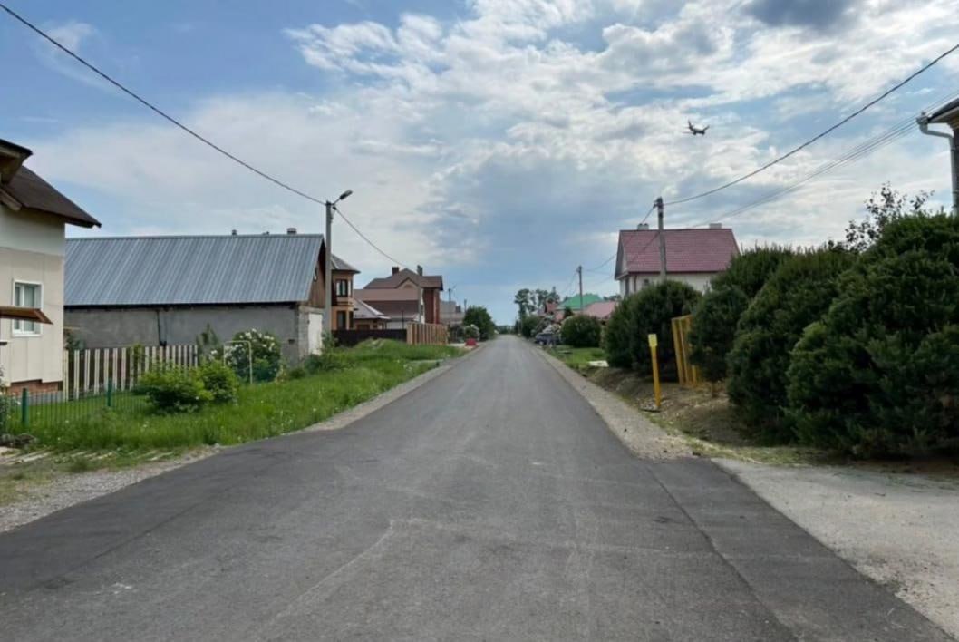 На 91 дороге завершили работы в Тюменском районе Ремонт продолжается на 6 объектах Улица Советская в Ембаево пока находится в ожидании   В 2025 году в рамках нацпроекта Инфраструктура для жизни отремонтируют 98 дорог местного значения в 20 селах Общая протяженность участков превысит 56 км   Подписаться на Тюменскую линию