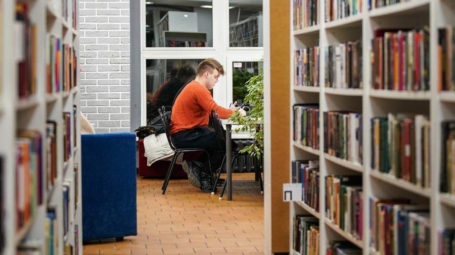 В России обсуждаются новые меры по расширению культурных программ для детей и молодежи Речь идет о возможном снижении возрастного порога участия в программе Пушкинская карта а также о проработке инициативы по запуску Детской книжной карты для дошкольников По мнению авторов предложений такие меры могут способствовать вовлечению детей в культурную жизнь с раннего возраста и расширению доступа к литературе и искусству