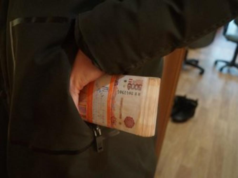 В Коряжме двое работников Группы Илим беспощадно тащили у своих Региональными следственными органами СКР возбуждено уголовное дело в отношении двух работников коммерческой организации подозреваемых в совершении преступления предусмотренного ч 3 ст 159 УК РФ Мошенничество совершенное группой лиц по предварительному сговору Речь как пояснили редакции ИА Эхо СЕВЕРА источники на юге области идет о сотрудниках Группы Илим В 2024 и 2025 годах господа реализовали мошенническую схему подавая фиктивные заявки на замещение основного работника на период его отсутствия с выплатой доплаты в размере 50 от оклада по основной профессии на замещаемый период не намереваясь при этом выполнять работу за замещаемых коллег Их действия привели к тому что Группа Илим потеряла свыше полумиллиона рублей Уголовное дело возбуждено на основании материалов представленных ОЭБиПК ОМВД России Котласский Ведется следствие