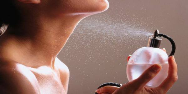 Духи на шее путь к гормональным нарушениям ученые Нанесение парфюма на шею может быть вредным для здоровья Кожа на этой области тоньше и богата сосудами что способствует быстрому проникновению химических компонентов в кровь Особенно страдает щитовидная железа расположенная спереди на шее Имитация гормонов химические вещества связываются с рецепторами вызывая избыточную активацию эндокринной системы Блокирование гормонов препятствует нормальной гормональной активности Нарушается синтез и метаболизм гормонов Накопительный эффект усиливает воздействие со временем