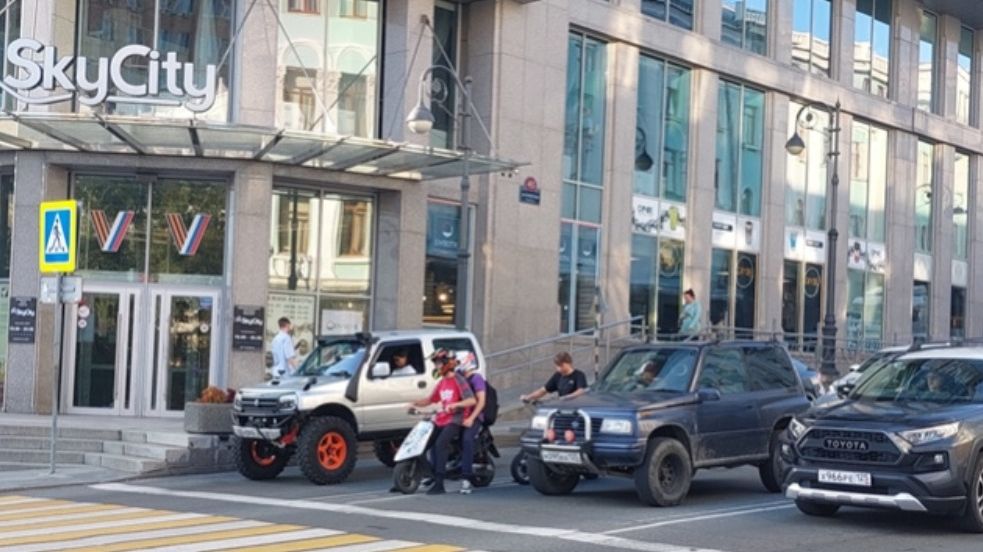 Волошко Давайте быть внимательнее к детям в Приморье ввели штрафы для АЗС Согласно новым правилам штрафные санкции коснутся всех обычных продавцов руководителей заправок и самих компаний Простому гражданину нарушение обойдется в 500 1000 рублей Должностное лицо заплатит от 3 до 5 тысяч Для организаций продавцов сумма вырастет значительно от 20 до 50 тысяч рублей Как пояснил вице спикер комитета по законодательству Сергей Ищенко эта мера логичное продолжение краевого закона который запрещает продажу горючего подросткам младше 16 лет В официальном телеграм канале ЗС ПК на его страницах в Одноклассниках и ВКонтакте депутаты действующего седьмого созыва рассказывают о своей деятельности Посмотреть видео с комментариями народных избранников можно и на RUTUBE vmfareast