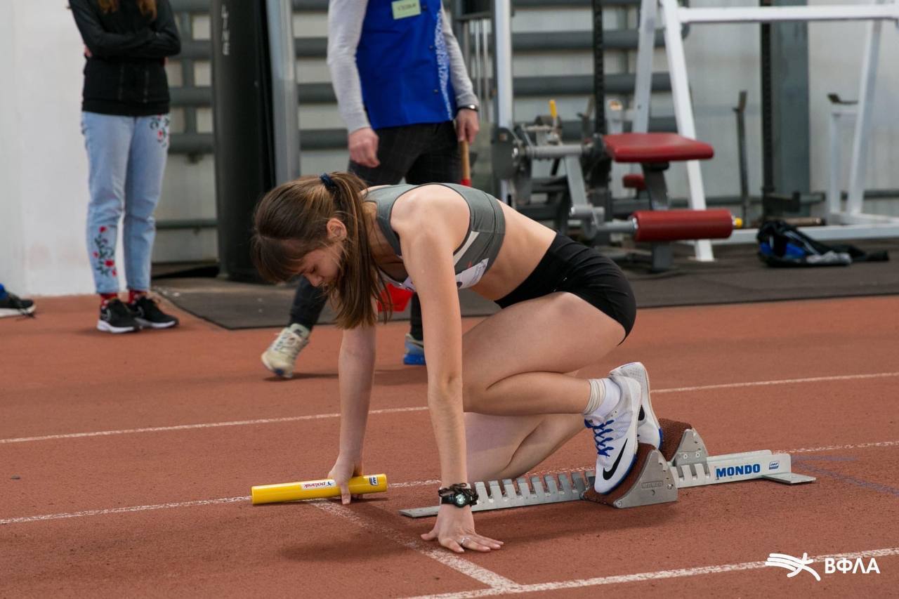 Всероссийские соревнования Памяти ЗТР Ю М Красильникова снова пройдут в Казани С 19 по 23 ноября Казань примет всероссийские старты посвящённые памяти ЗТР Юрия Михайловича Красильникова На дорожку и в сектора выйдут спортсмены трёх возрастных групп U20 2006 2007 г р U18 2008 2009 г р U16 2010 2011 г р не ниже II разряда В программе Бег 60 м 200 м 400 м 800 м 1500 м 3000 м Барьеры 60 м с б Метания толкание ядра Прыжки в длину тройной в высоту с шестом Эстафета 100 м 200 м 300 м 400 м эстафетные команды формируются в рамках одной спортшколы Регламент соревнований Расписание соревнований Мы уже ждём сильнейших юниоров в футбольно легкоатлетическом манеже Центрального стадиона Казани До встречи через два дня Подписывайтесь на Telegram канал ВФЛА Отдать свой голос за канал ВФЛА