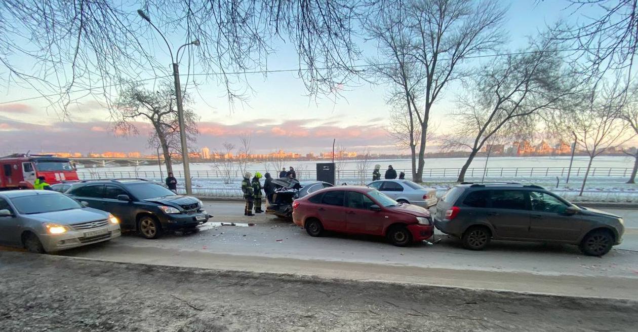 В Воронеже утром на Петровской набережной столкнулись 7 автомобилей  Началось все с того, что 28-летний водитель «Киа Серато» выехал на встречную полосу движения  Пострадали два человека.  Инцидент Воронеж  Хотите чем-то поделиться? Присылайте фото и видео в наш бот-предложку. Лучшее опубликуем!