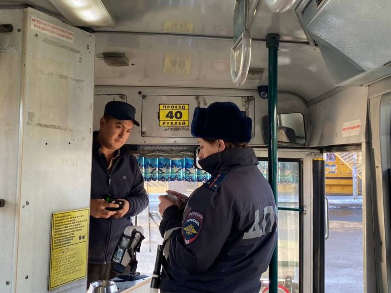 В Петропавловске проверили техническое и эстетическое состояние автобусов В Петропавловске Камчатском перевозчиков работающих на маршрутных автобусах проверили на соблюдение правил дорожного движения сообщили РАИ КАМЧАТКА ИНФОРМ в администрации городского округа В мероприятии участвовали представители Госавтоинспекции Управления дорожного хозяйства транспорта и благоустройства администрации города и городской Службы автомобильных дорог Предметом проверки было не только техническое состояние транспортных средств но также их санитарное и эстетическое состояние Было проверено более 30 автобусов В отношении 11 водителей составлены акты о неудовлетворительном состоянии салонов В случае несоблюдения указанных предписаний перевозчиков ждут штрафы сказали в городском Управлении дорожного хозяйства Читать на сайте