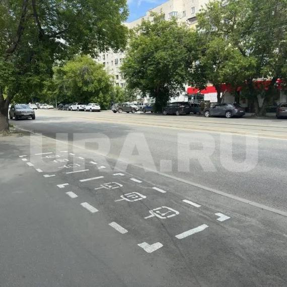 В Екатеринбурге появится 180 новых парковок для электросамокатов Новую разметку, которую наносят операторы кикшеринга — Whoosh, «МТС Юрент» и «Яндекс Go» — уже можно увидеть на улицах 8 Марта и Малышева. Скоро парковки появятся на других центральных улицах, таких как Куйбышева, Белинского, Гурзуфская и проспект Ленина. «Всего в городе появится не менее 180 таких парковочных мест. Благодаря разметке пользователям будет проще находить места, где можно взять самокат в аренду или оставить его на стоянке», — пишет URA.RU со ссылкой на представителей компаний и публикует фото. Новости Екб тут