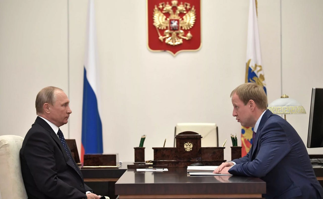Томенко попросит Путина помочь в строительстве школ и больниц в Алтайском крае Губернатор Алтайского края Виктор Томенко планирует обратиться к президенту России Владимиру Путину с просьбой помочь в строительстве ряда объектов, среди которых хирургический корпус для онкодиспансера, школа в Камень-на-Оби, а также жилье для работников соцсферы на селе. Об этом сообщает РИА Новости. В Барнауле 13–14 мая работают сенаторы Совета Федерации в рамках реализации постановления "О государственной поддержке социально-экономического развития Алтайского края". По ряду объектов уже определено финансирование и начата работа, но по некоторым деньги еще не выделены. Амител