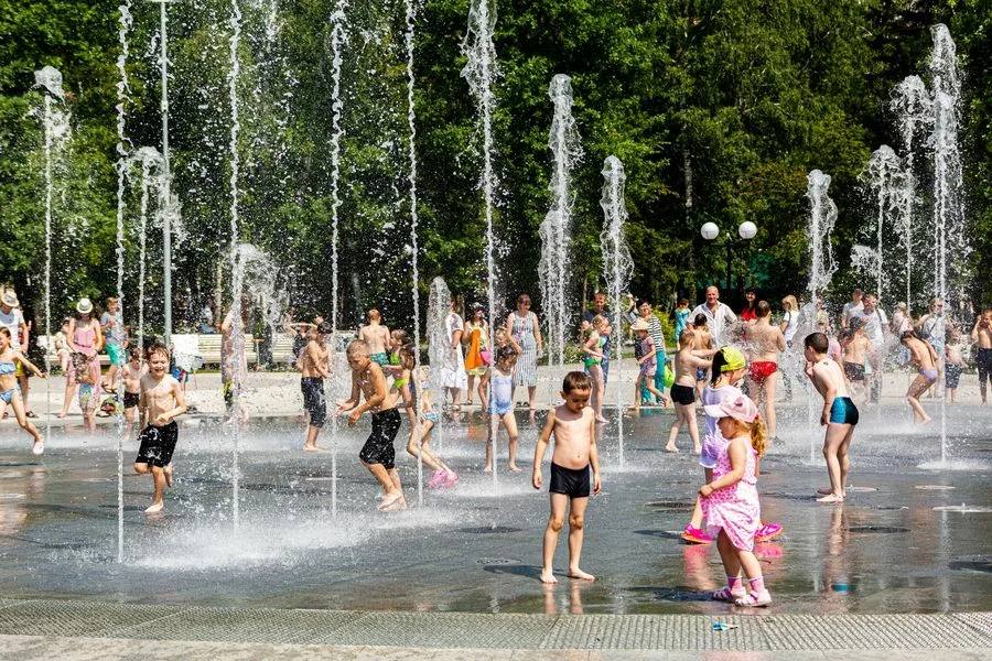 Такой жары не было в Новосибирске полвека, с 1975 года: температура поднялась выше +34 °C Синоптики прогнозируют, что высокая температура продержится еще и завтра, а уже в выходные придет долгожданное похолодание. — если устали от жары и ждёте похолодания Афиша Новосибирска