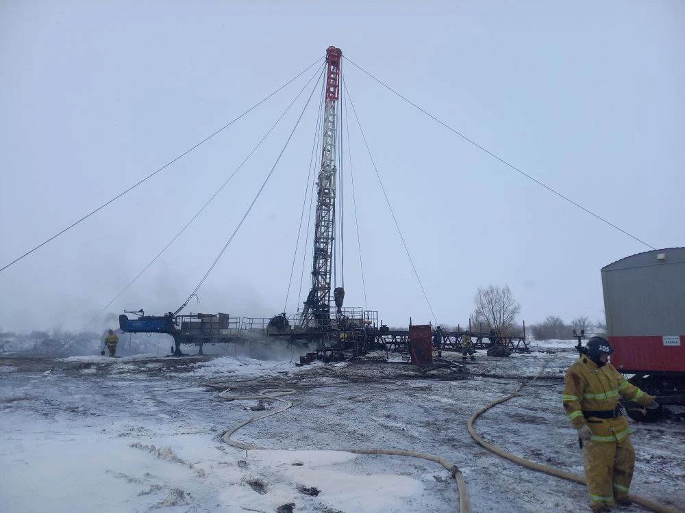 Четыре человека пострадали в Самарской области из за возгорания подъемного агрегата для ремонта скважин сообщает МЧС
